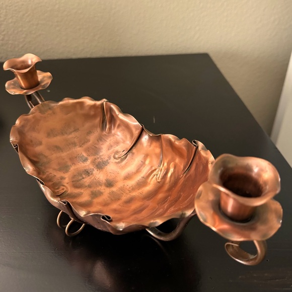 Gregorian Copper Centerpiece - Bowl with 2 Tapered Candle Holders - USA/Vintage - Picture 4 of 6